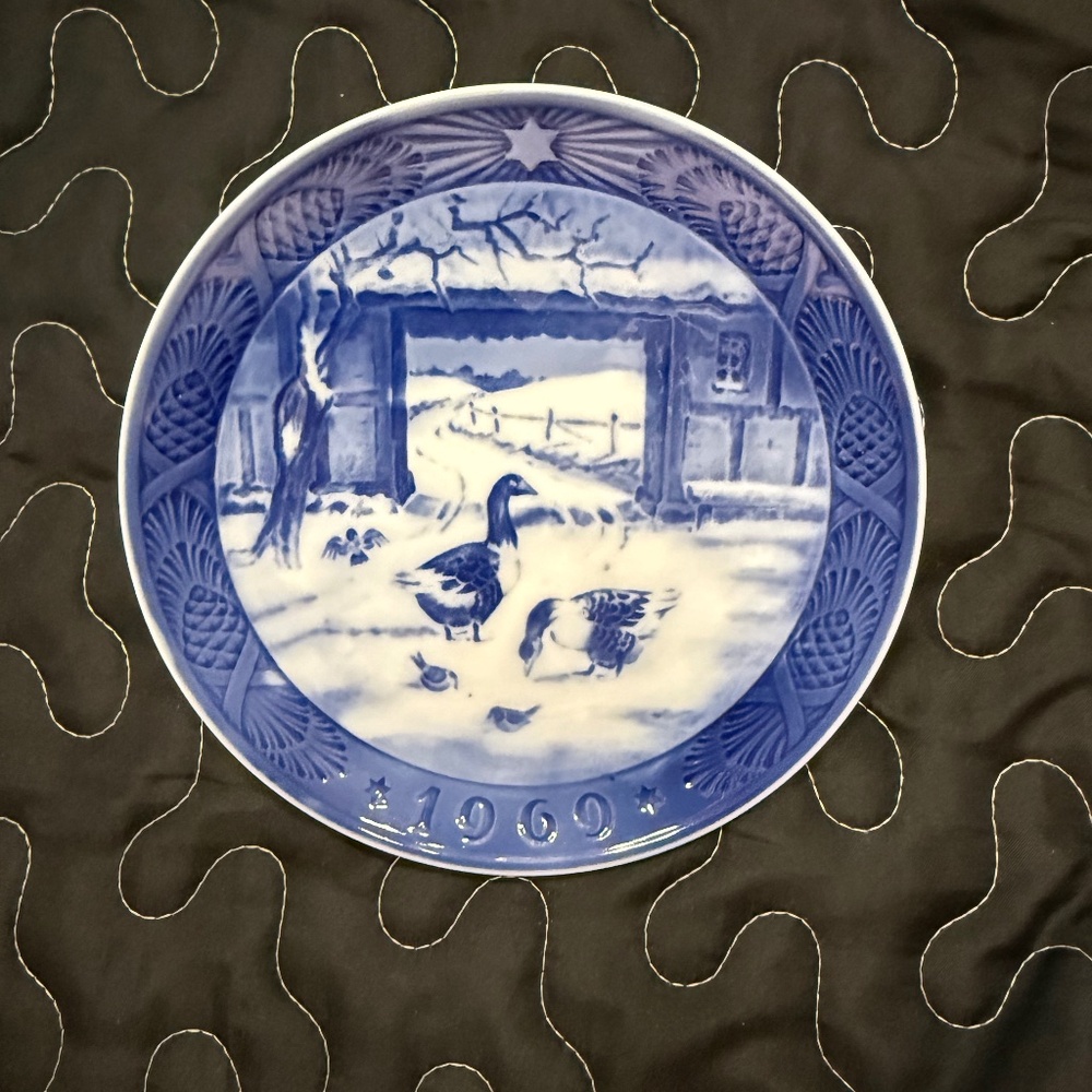 Royal Copenhagen Christmas Plate 1969 In The Old Farmyard